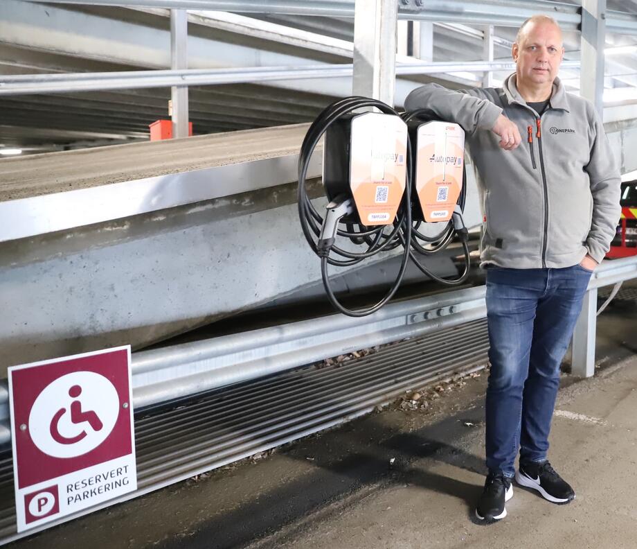 – Hver parkeringsplass er blitt utvidet, og det er etablert flere romslige HC-parkeringsplasser med lademuligheter – men ikke med ladeplikt, forteller Toft. Laderne har flyttbart uttak fra høyre/venstre side, som gjør det lett å tilpasse laderne til miljøet de skal stå i.
