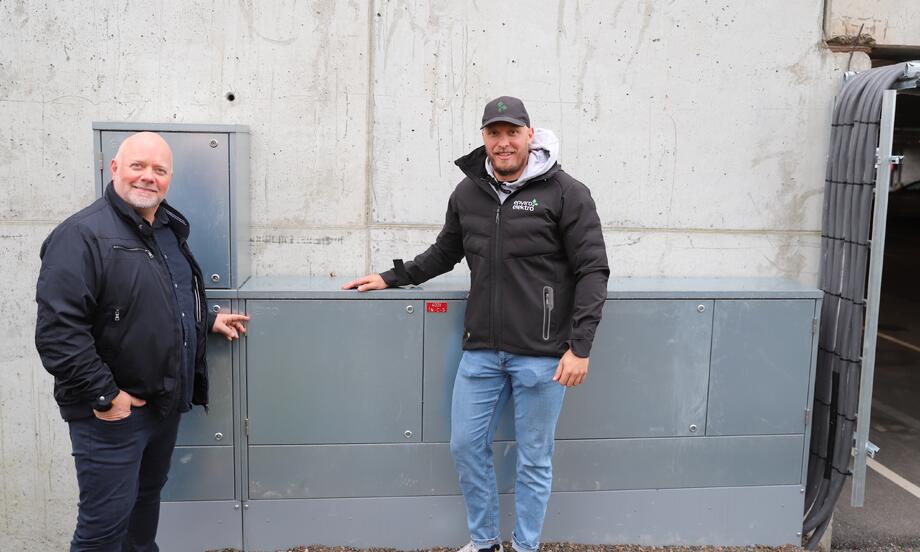 Det ligger en avansert infrastruktur bak ladepunktene. Også skapene på lufthavnen har Garo og Enviro Elektro henholdsvis produsert og montert. Her ved Jørn Karlsen, Garo (til venstre) og Stian Lauritzen, Enviro Elektro.