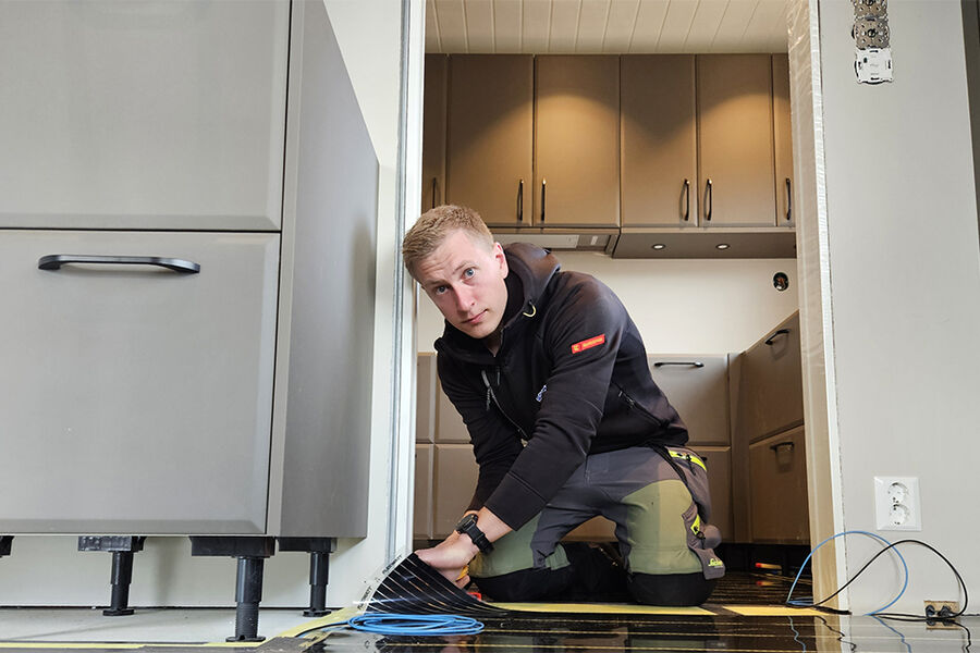 Med Flexwatt kan du senke romtemperaturen med én til to grader uten at det går utover komforten, sier daglig leder Sindre Krågsrud i Løvlie AS.