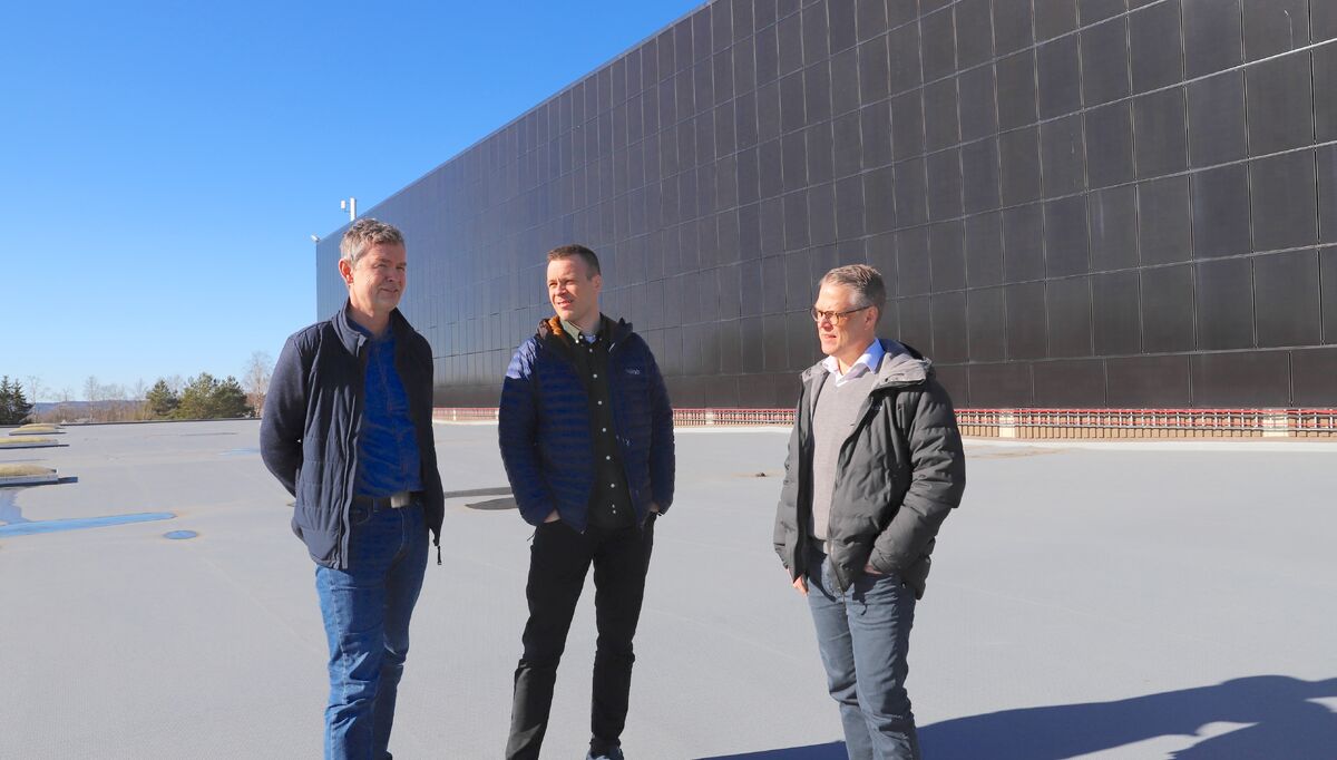 Nordic Solergys daglige leder Fred Martin Langøy (fra venstre) inspiserer solcelleanlegget på Centennial Eiendoms bygg i Askim sammen med eiendomsselskapets prosjektleder Gaute Solheim og daglige leder Raymond Gabrielsen. Nordic Solergy samarbeider med installatører landet rundt for montering og salg.