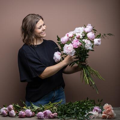 Stolt blomsterdekoratør