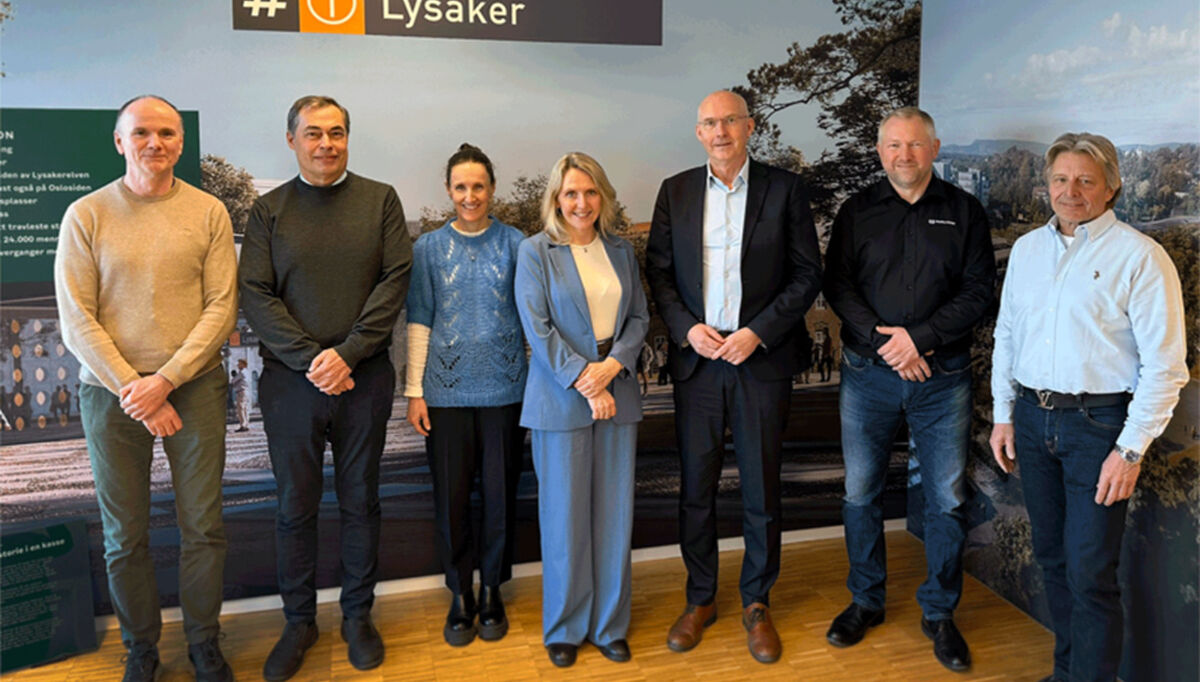 Fra kontraktssigneringen ser vi fra venstre: Magne Eidsnes, Per Gunnar Johansen, Klara Lyngnes, Etatsdirektør Irene Synnøve Måsøval, og fra Malthe Winje: Terje Bratlie adm.dir., Atle Myhrer, avdelingsleder samferdsel og Jahn-Rino Hauer, prosjektleder kjørestrøm.