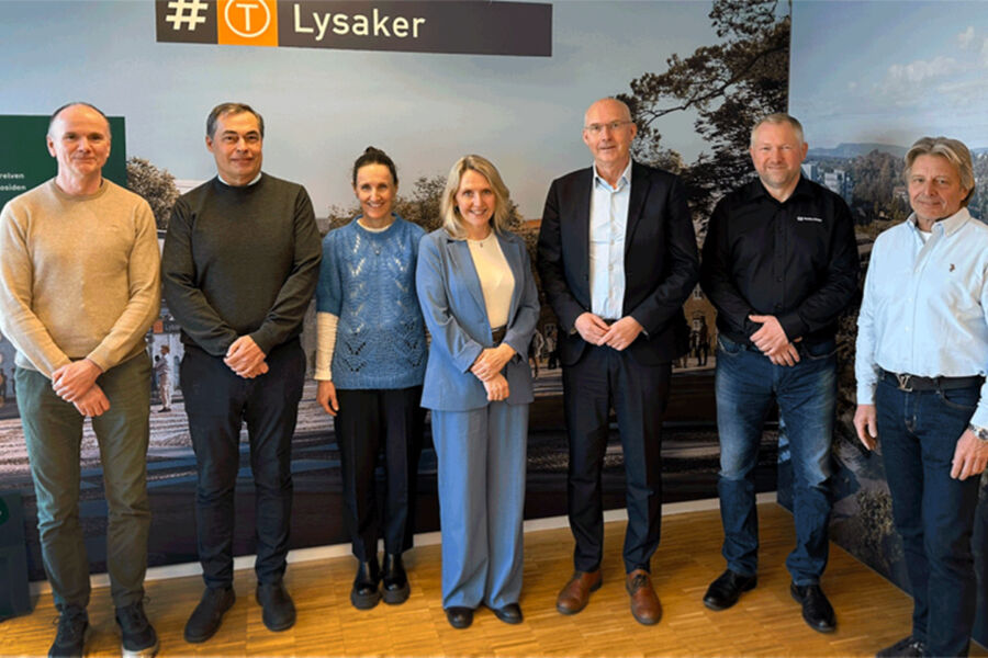 Fra kontraktssigneringen ser vi fra venstre: Magne Eidsnes, Per Gunnar Johansen, Klara Lyngnes, Etatsdirektør Irene Synnøve Måsøval, og fra Malthe Winje: Terje Bratlie adm.dir., Atle Myhrer, avdelingsleder samferdsel og Jahn-Rino Hauer, prosjektleder kjørestrøm.