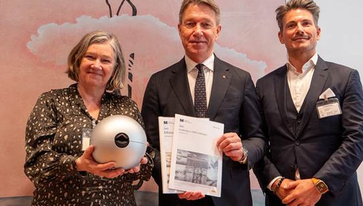 Energiministeren fikk overrakt rapportene fra Eva Falleth, områdedirektør i Forskningsrådet og fikk demonstrert sensorteknologien fra administrerende direktør i Heimdall Power, Jørgen Festervoll. Foto: Stine Grimsrud / Energidepartementet