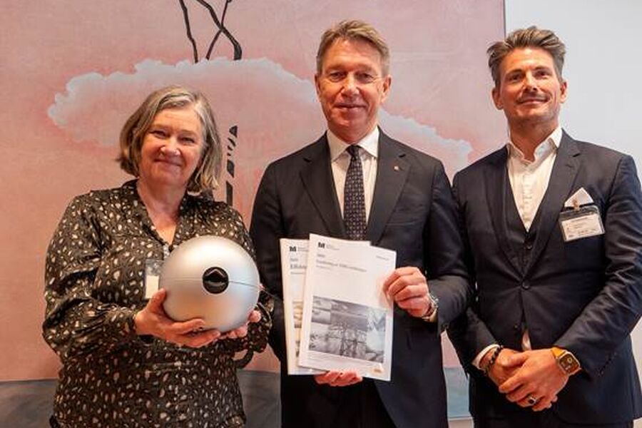 Energiministeren fikk overrakt rapportene fra Eva Falleth, områdedirektør i Forskningsrådet og fikk demonstrert sensorteknologien fra administrerende direktør i Heimdall Power, Jørgen Festervoll. Foto: Stine Grimsrud / Energidepartementet