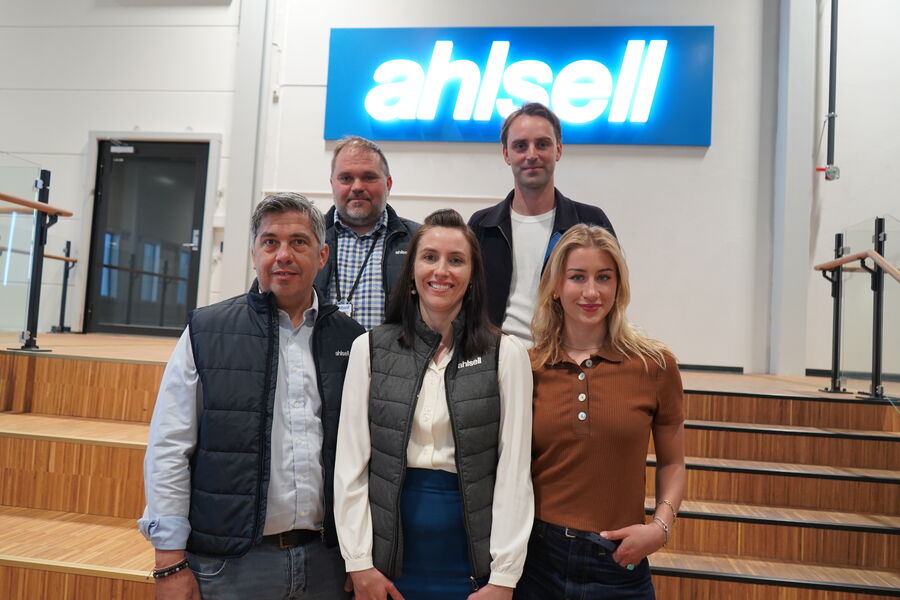 Ombruk av tekniske byggematerialer er i dag forbundet med høye kostnader, lav tilgjengelighet og tungvinte prosesser. Ahlsell og Staaltro går nå sammen for å endre dette.Foto: Bak fra venstre: Magne Erik Sagvold (Kategorisjef, Ahlsell), Mathias Oldani (CFO and Co-Founder at Staaltro AS) Nederst fra venstre: Bjørn Richard Hansen (Markedssjef, Ahlsell), Elisa Gasperini (Direktør bærekraft og samfunnsansvar, Ahlsell), Fredrikke Rusten (CEO & Co-Founder of Staaltro) Foto: Ahlsell Norge