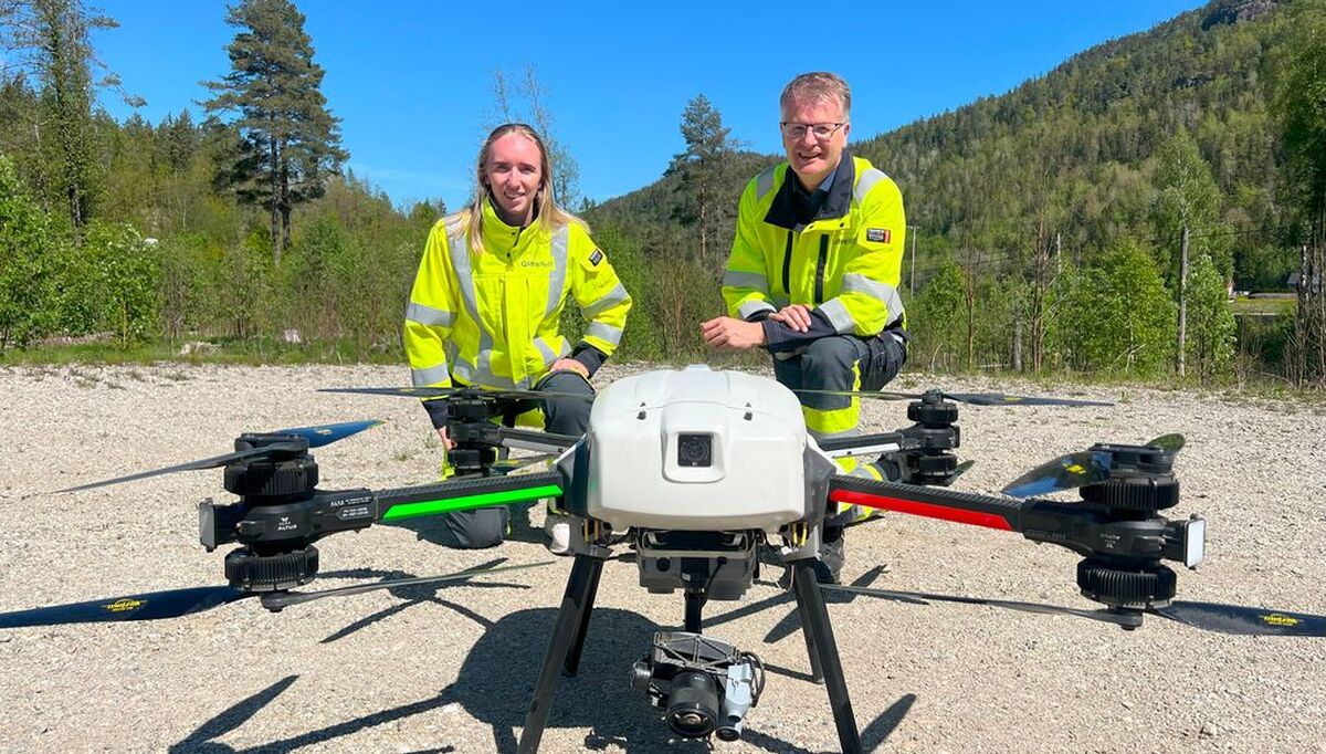 − Bruk av drone er en del av nettselskapets kontinuerlige arbeid for å sikre en pålitelig strømforsyning, sier sier Liv Hege Ketilsdotter Homme, vedlikeholdsingeniør distribusjonsnett i Glitre Nett, som viser frem dronen til Tore Morten Wetterhus, administrerende direktør i Glitre Nett. Foto: Glitre Nett