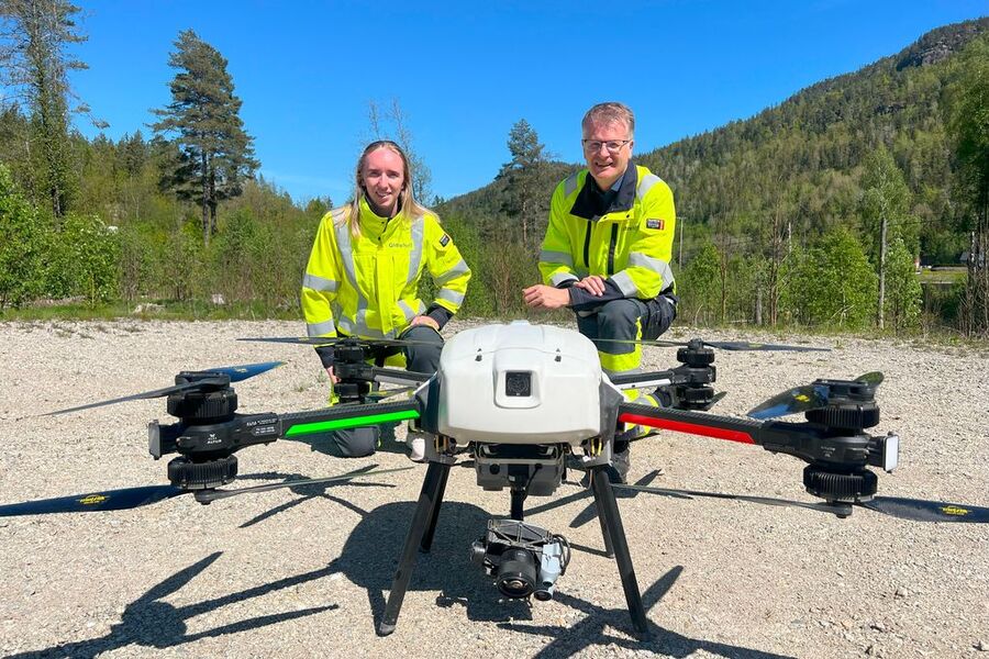 − Bruk av drone er en del av nettselskapets kontinuerlige arbeid for å sikre en pålitelig strømforsyning, sier sier Liv Hege Ketilsdotter Homme, vedlikeholdsingeniør distribusjonsnett i Glitre Nett, som viser frem dronen til Tore Morten Wetterhus, administrerende direktør i Glitre Nett. Foto: Glitre Nett