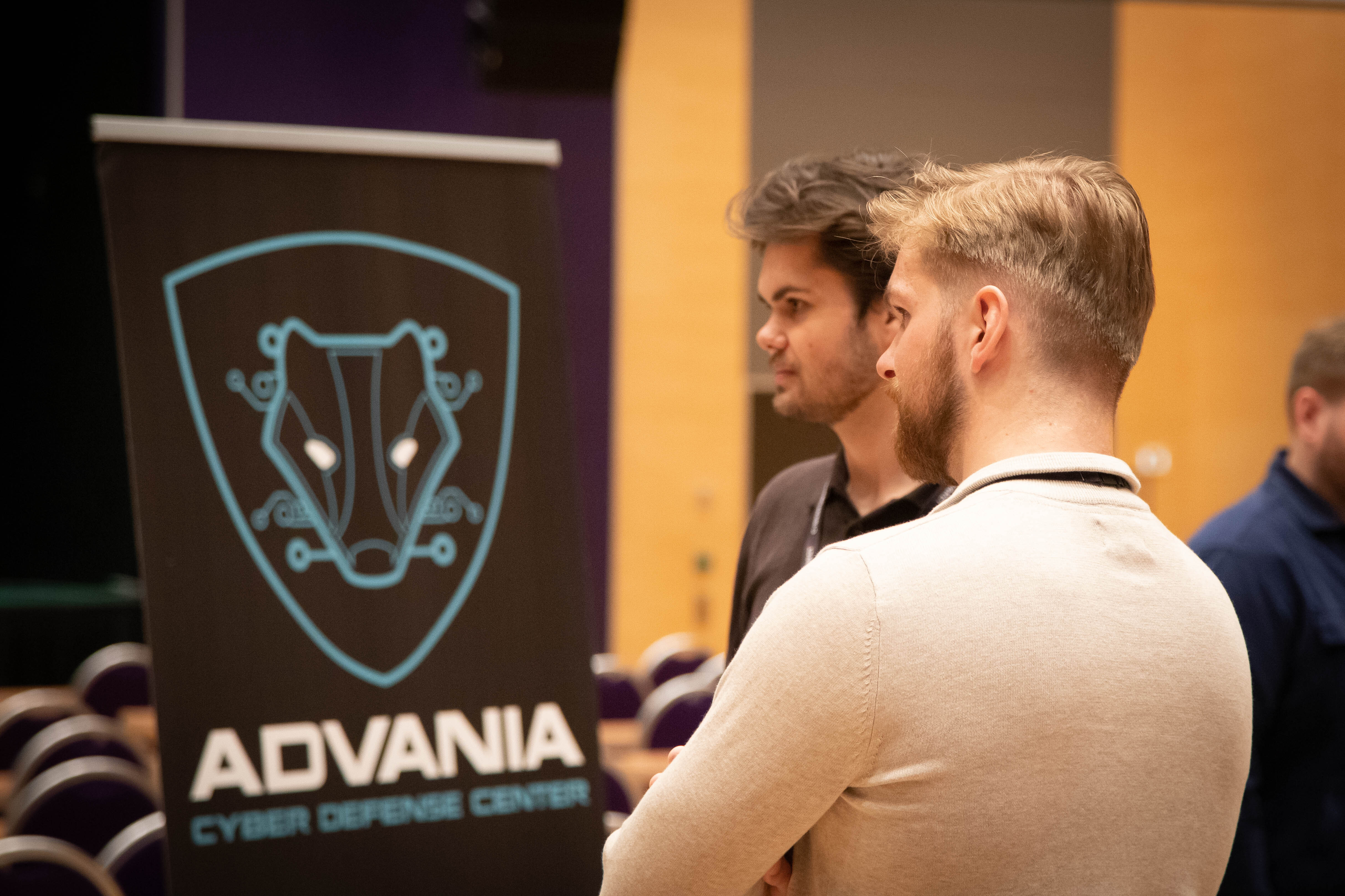 Studenter i samtale med Advania