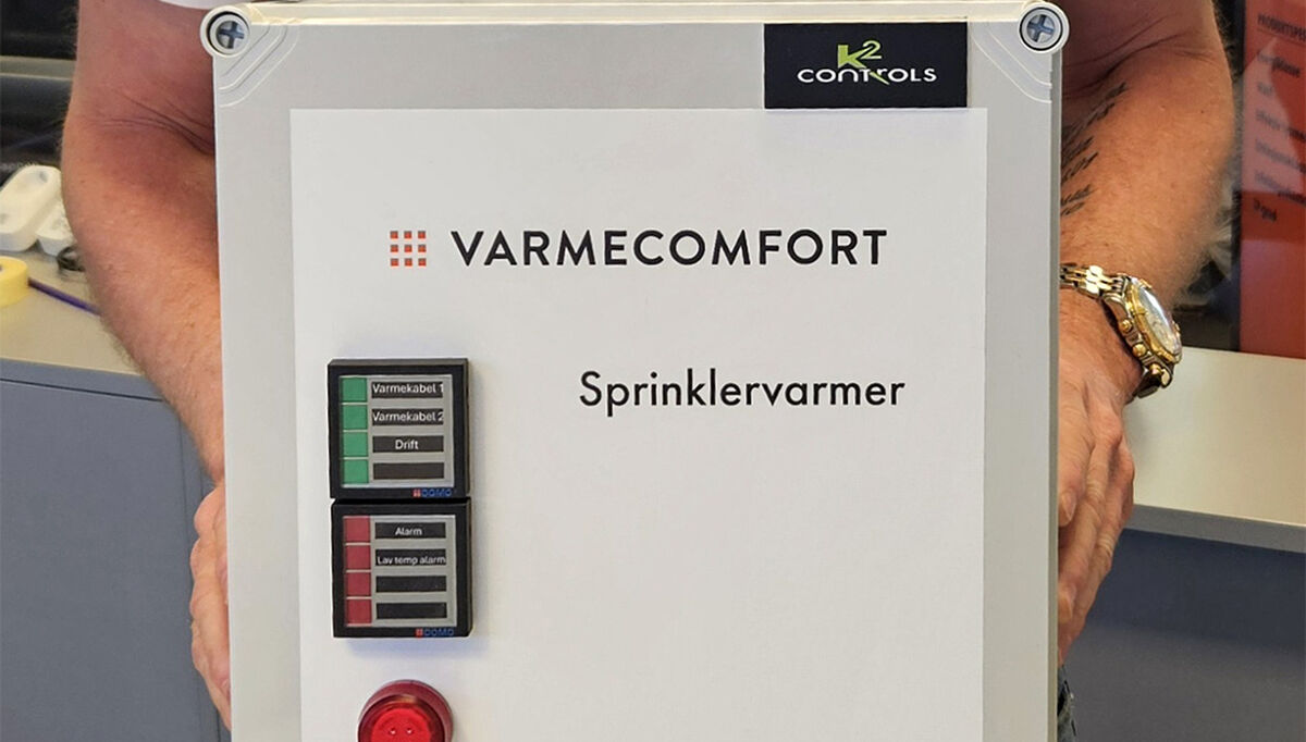 – Formålet med styreboksen er å øke sikkerheten i bygg der sprinklerør kan bli utsatt for kulde, sier Lars Ruud, daglig leder i Varmecomfort.