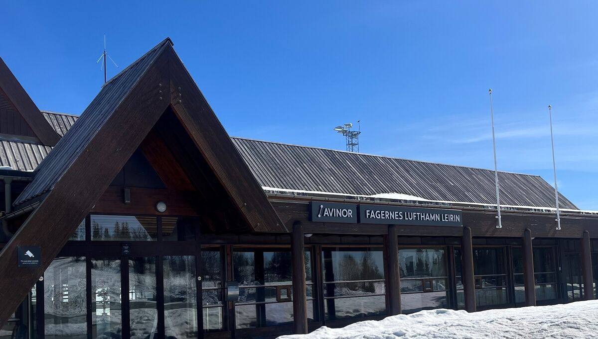 Solcelleparken skal etableres på området innenfor gjerdet på lufthavnen. Foto: Avinor
