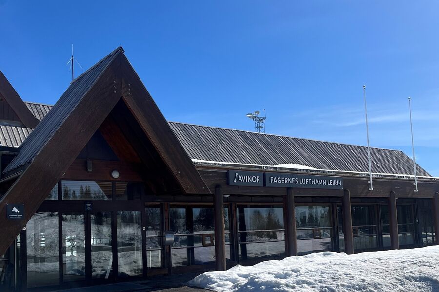 Solcelleparken skal etableres på området innenfor gjerdet på lufthavnen. Foto: Avinor