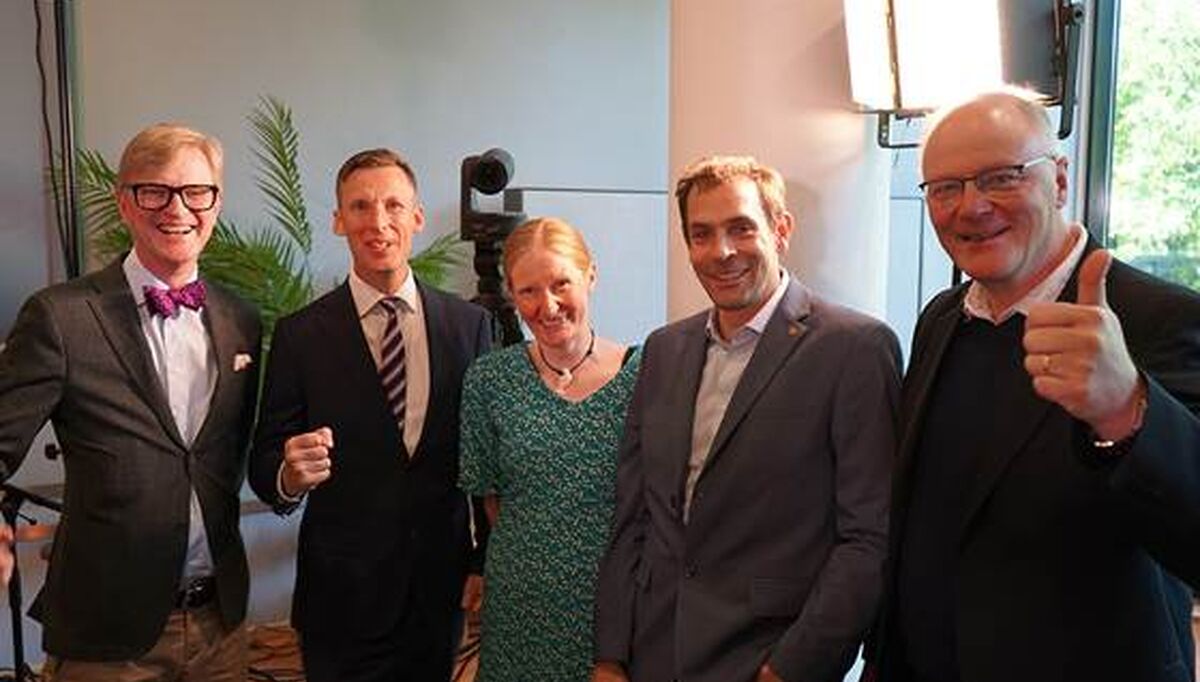 En jublende gjeng etter tildelingen av de nye KI-sentrene. Fra venstre: Dekan ved NTNU, Thomas Tybell, Patrick Blomqvist fra Equinor, forskningsleder ved SINTEF, Signe Riemer-Sørensen, Instituttleder ved NTNU, Sebastien Gros og Vice President, Technology ved Kongsberg, Pål Orten. Foto: William Husby Hoven / SINTEF