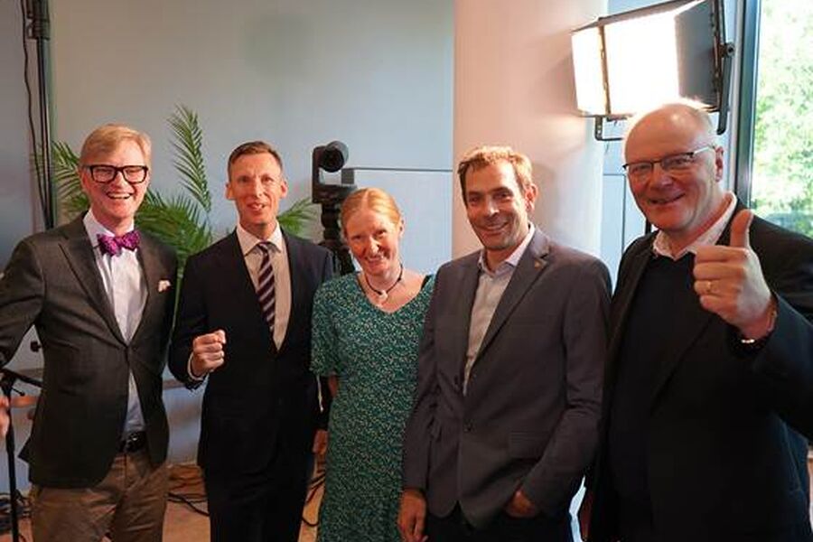 En jublende gjeng etter tildelingen av de nye KI-sentrene. Fra venstre: Dekan ved NTNU, Thomas Tybell, Patrick Blomqvist fra Equinor, forskningsleder ved SINTEF, Signe Riemer-Sørensen, Instituttleder ved NTNU, Sebastien Gros og Vice President, Technology ved Kongsberg, Pål Orten. Foto: William Husby Hoven / SINTEF