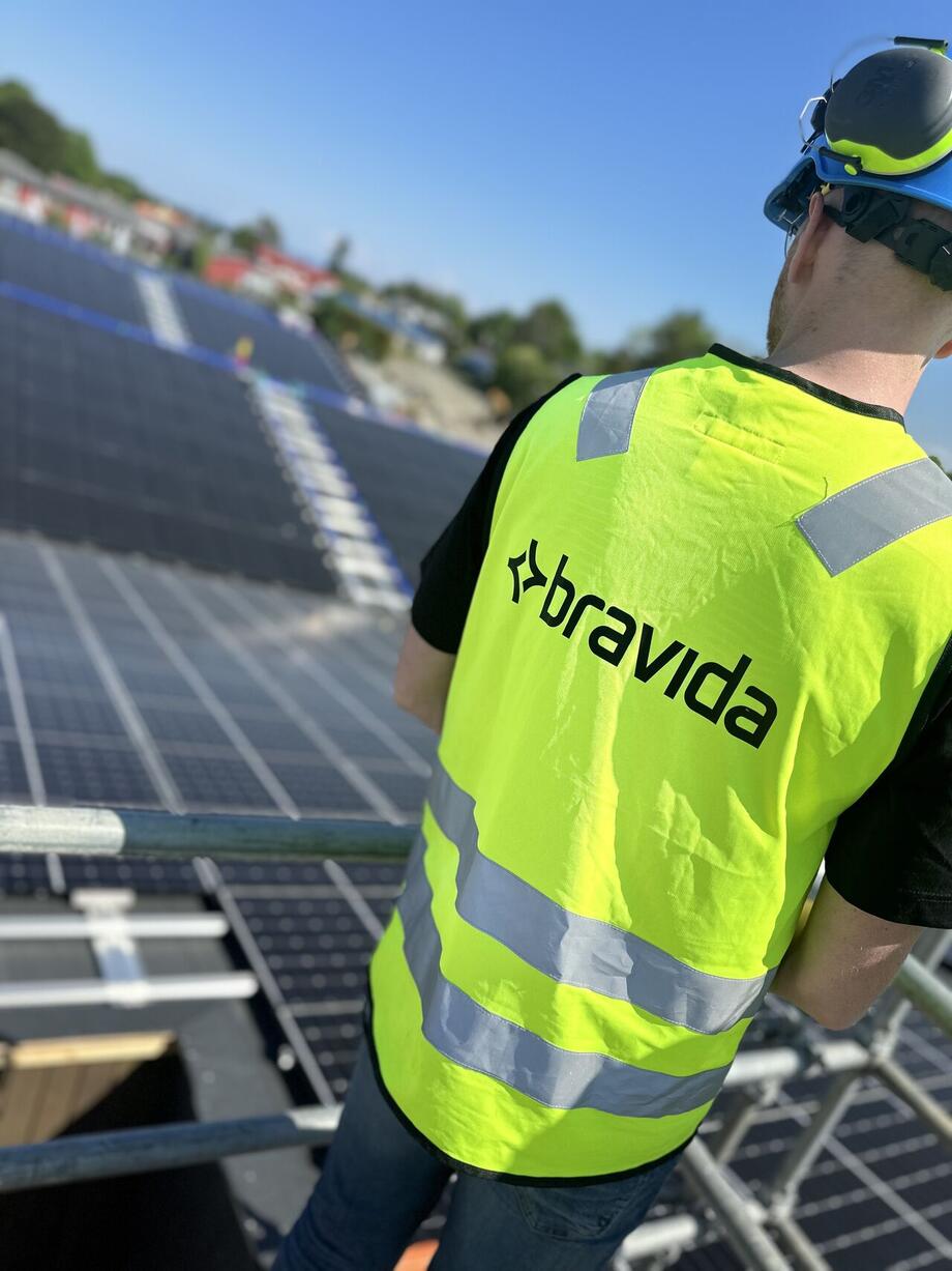 På Gartnersletta er det installert såkalte PVT-paneler: hybride paneler som både produserer strøm og fanger varme.