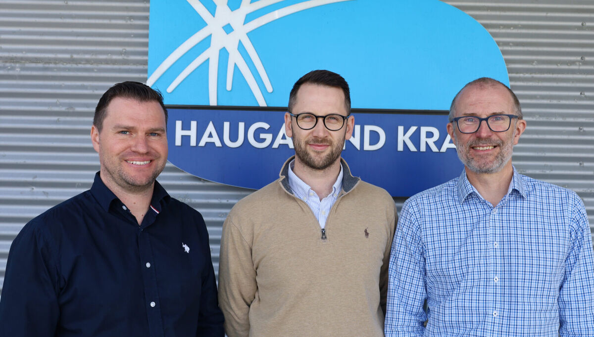 f.v.: Stig Blomseth, seksjonsleder i Haugaland Kraft Energi, Lars Andreas Pedersen, daglig leder i Enlink og Stein Inge Morisbak, direktør i Haugaland Kraft Energi.