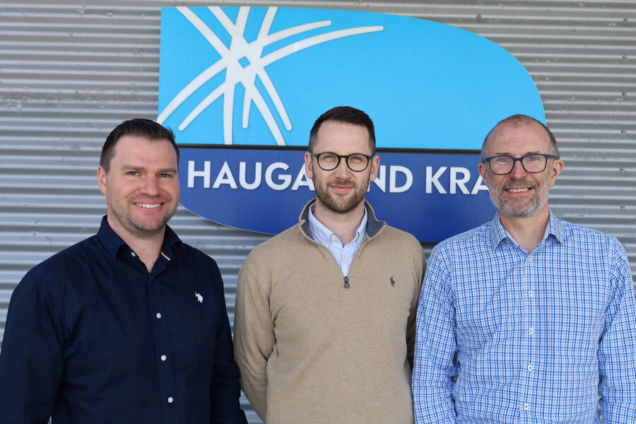 f.v.: Stig Blomseth, seksjonsleder i Haugaland Kraft Energi, Lars Andreas Pedersen, daglig leder i Enlink og Stein Inge Morisbak, direktør i Haugaland Kraft Energi.