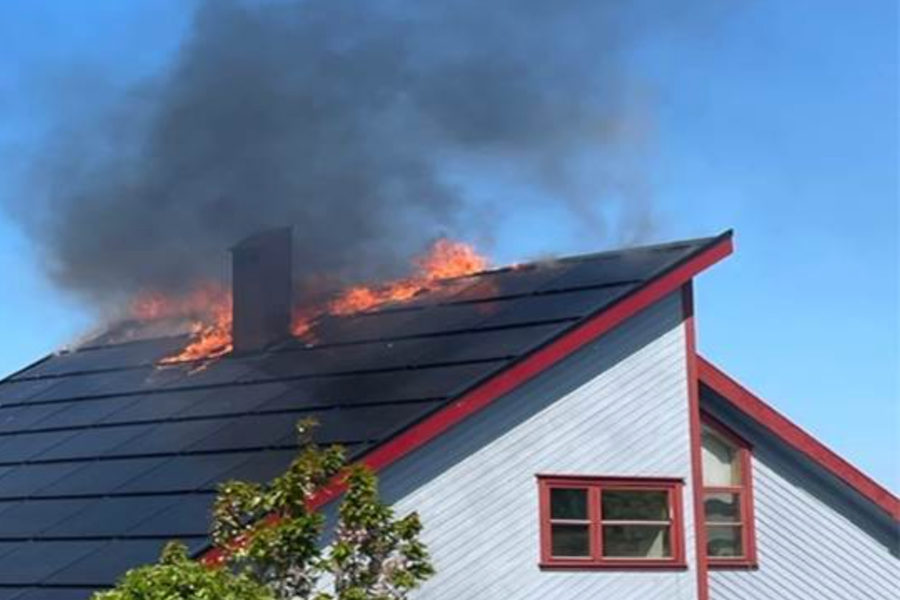 Branntilløp i integrerte solceller på tak.