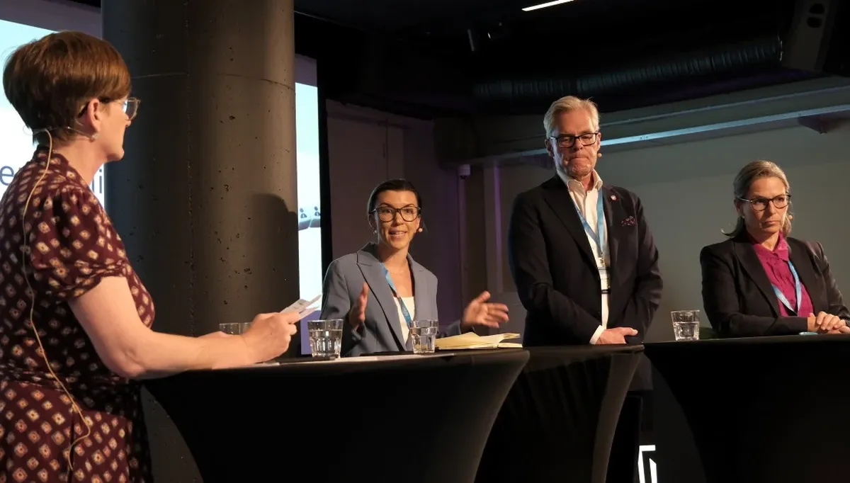 Det ble høy temperatur da Anna Molberg (H), Hans Andreas Limi (FrP) og Trine Lise Sundnes (Ap) møttes til politisk debatt om innleiebegrensningene. Foto: NHO Service og Handel