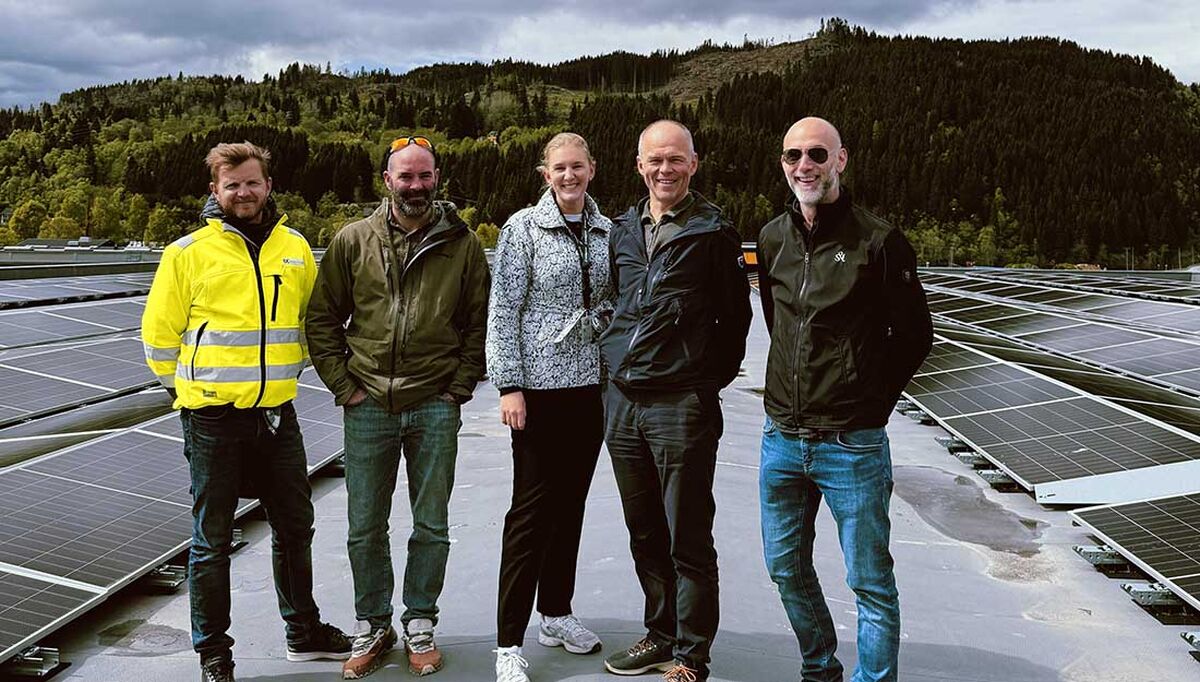 På bildet ser vi fra venstre, Jonas Grønning (Eiendomskonsulent AS), Torgeir Borgen (prosjektleder Differ Energy), Siri Bjørnstad Jensen (Sunday Power), Arve Kristiansen (Driftsleder, Salvesen & Thams Eiendom), Martin Wormdal (Prosjektsjef, Salvesen & Thams Eiendom)