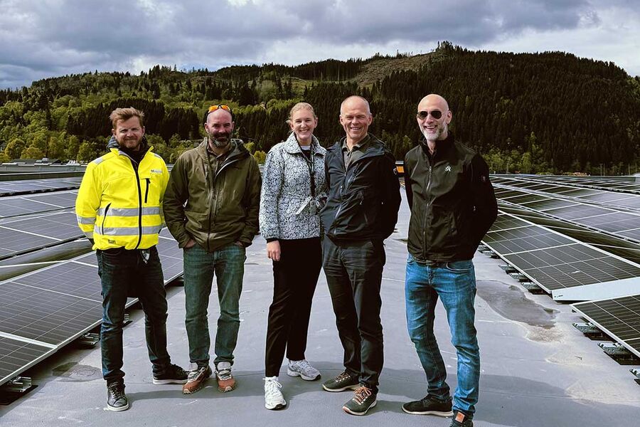 På bildet ser vi fra venstre, Jonas Grønning (Eiendomskonsulent AS), Torgeir Borgen (prosjektleder Differ Energy), Siri Bjørnstad Jensen (Sunday Power), Arve Kristiansen (Driftsleder, Salvesen & Thams Eiendom), Martin Wormdal (Prosjektsjef, Salvesen & Thams Eiendom)