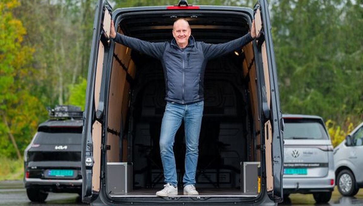 Elbilforeningens biljournalist Rune Nesheim viser fram noen av de nye elvarebilene som er på markedet. Nå har Stortinget tatt grep i revidert nasjonalbudsjett for å få fart på salget. Foto: Jamieson Pothecary, Norsk Elbilforening