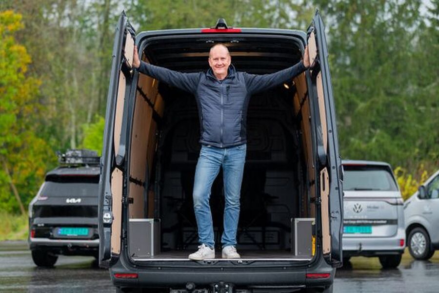 Elbilforeningens biljournalist Rune Nesheim viser fram noen av de nye elvarebilene som er på markedet. Nå har Stortinget tatt grep i revidert nasjonalbudsjett for å få fart på salget. Foto: Jamieson Pothecary, Norsk Elbilforening