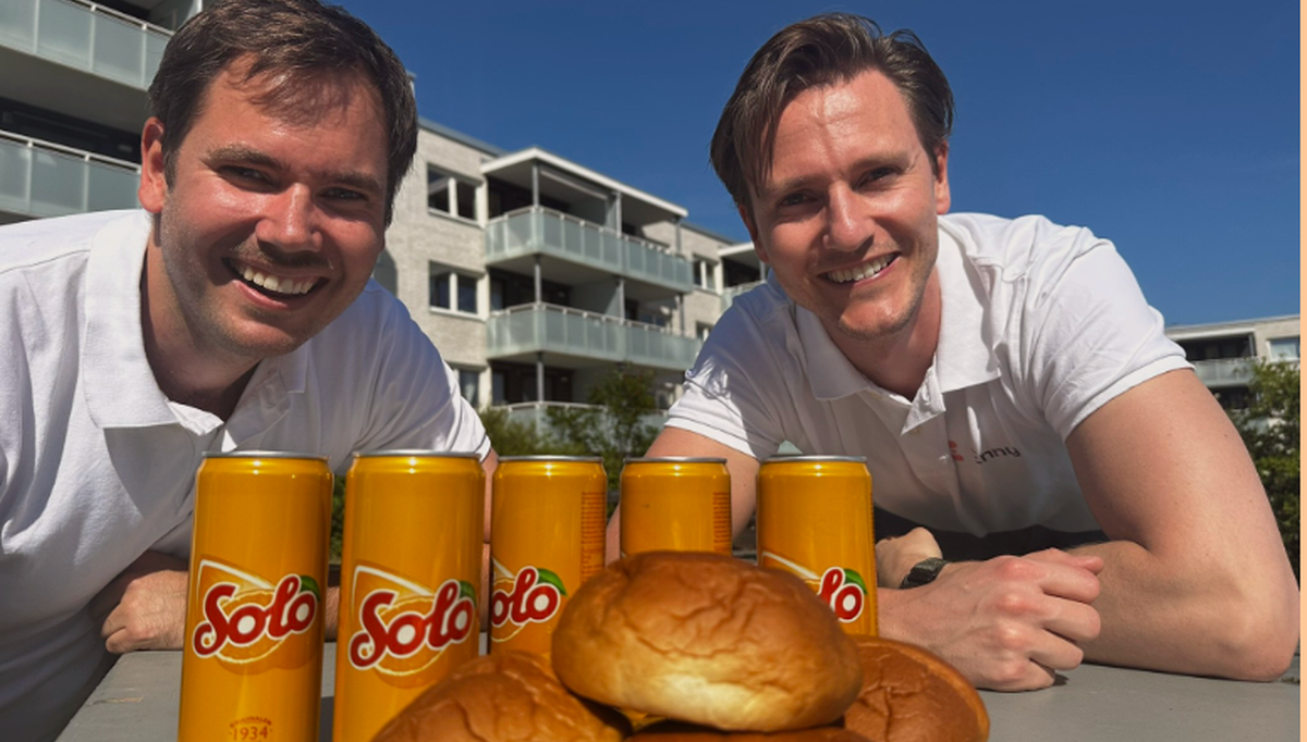 Lars og Ludvig fra Enny koste seg med beboerne i nydelig solskinn og god stemning. Foto: Cecilie Heimlund, Enny