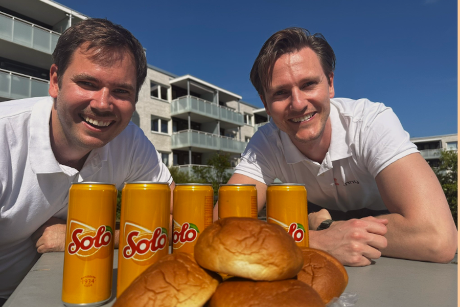 Lars og Ludvig fra Enny koste seg med beboerne i nydelig solskinn og god stemning. Foto: Cecilie Heimlund, Enny