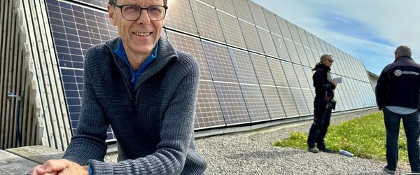 det Geir Fossnes takker av, tar Gjennestad drift et nytt steg i sin grønne energisatsing. Strømoverskuddet fra solcelleanlegget skal nå brukes til å varme vann for lagring i en 140.000 liter stor tank. Tanken blir med andre ord et slags batteri, forteller han.