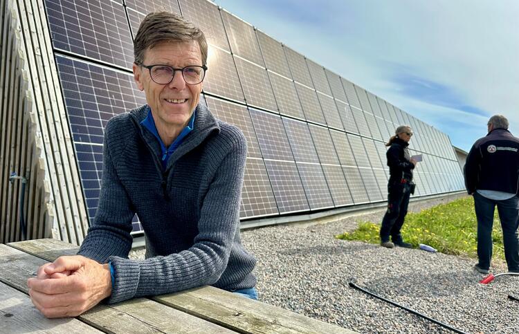 det Geir Fossnes takker av, tar Gjennestad drift et nytt steg i sin grønne energisatsing. Strømoverskuddet fra solcelleanlegget skal nå brukes til å varme vann for lagring i en 140.000 liter stor tank. Tanken blir med andre ord et slags batteri, forteller han.