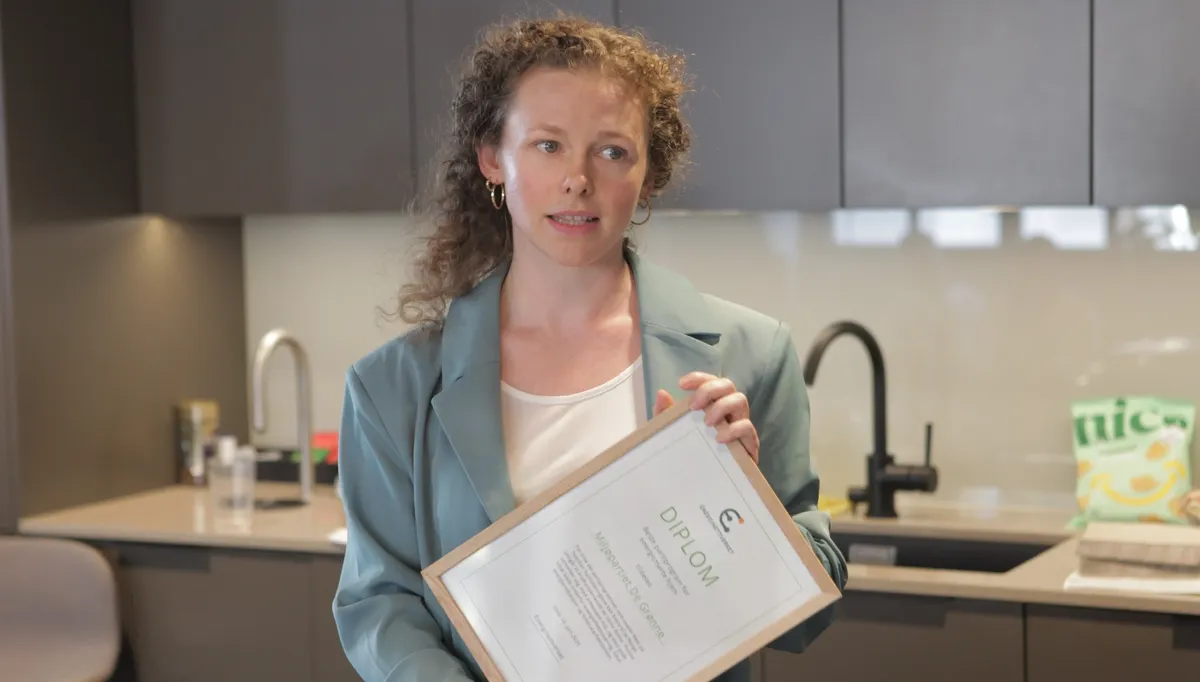 MDGs Ingrid Liland mottok diplom fra Energinettverket for partiets mål om mer ENØK, solkraft og forbrukerfleksibilitet. Foto: NHO Elektro