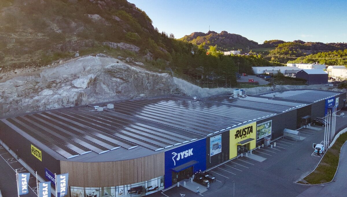 Egersund Handelspark med sitt nye solcelleanlegg på 886 kWp.
