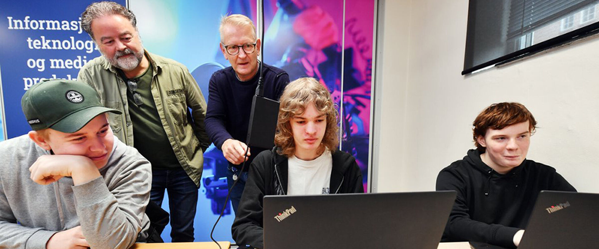 Elever jobber på datamaskin