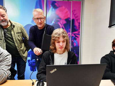 Elever jobber på datamaskin