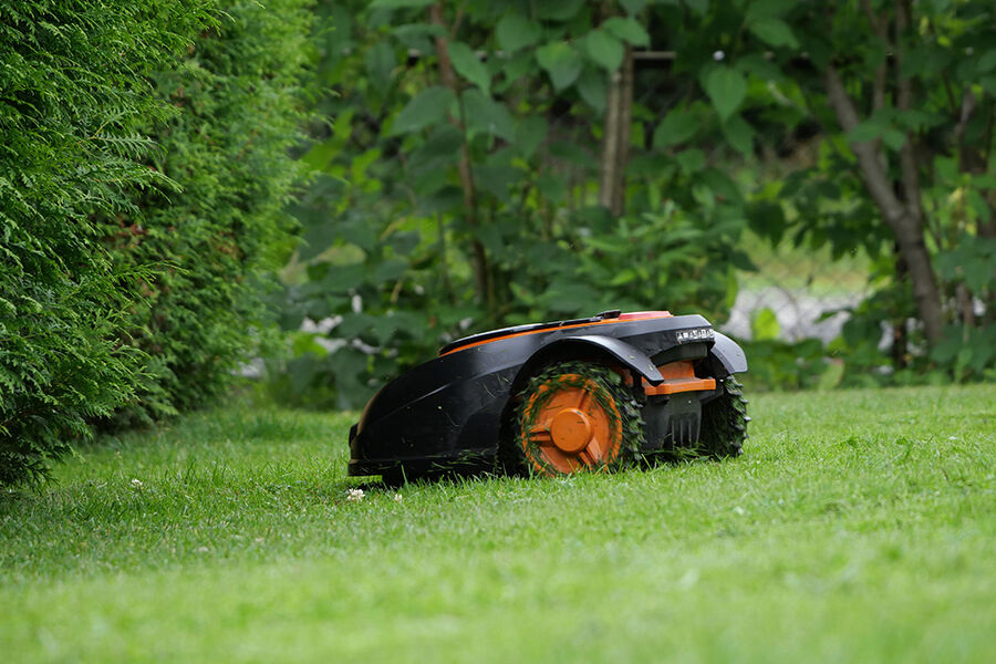 Plutselige spenningsendringer i elnettet ved lyn og torden slår ut mobiler til lading, TV-er, frysebokser, kjøleskap og datamaskiner. Robotgressklippere er også fulle av finelktronikk som tåler spenningsforandringer dårlig. (Foto: If)