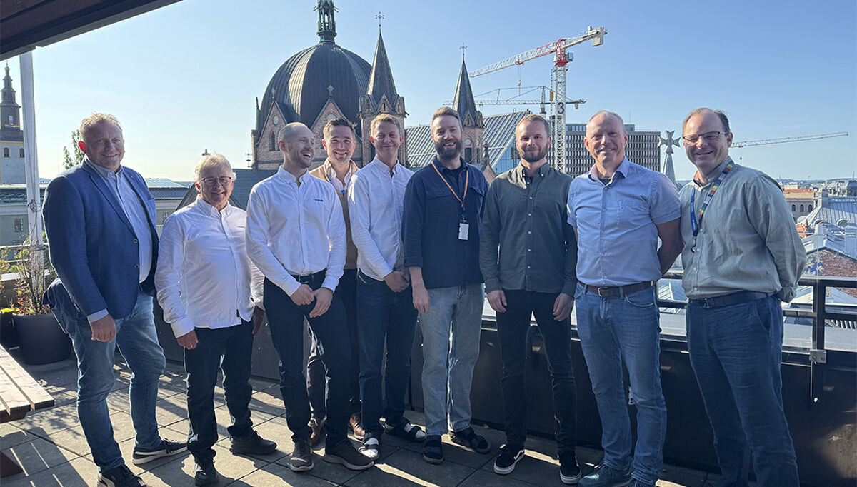 GODE PROSJEKTKOLLEGAER: Øyvind Hagen, Roar Rasmussen, Eivind Søgaard og Ørjan Ramskjell i Bravida, Karl Kristian Haave i Statsbygg, og Kim Aunevik, Stein Johnsen og Harald Gude i Skanska, samlet seg for feiring av elektrokontrakten i C-blokka i samarbeidslokalene ved Regjeringskvartalet.