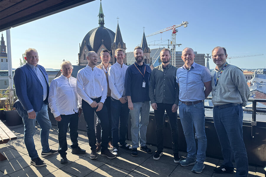 GODE PROSJEKTKOLLEGAER: Øyvind Hagen, Roar Rasmussen, Eivind Søgaard og Ørjan Ramskjell i Bravida, Karl Kristian Haave i Statsbygg, og Kim Aunevik, Stein Johnsen og Harald Gude i Skanska, samlet seg for feiring av elektrokontrakten i C-blokka i samarbeidslokalene ved Regjeringskvartalet.