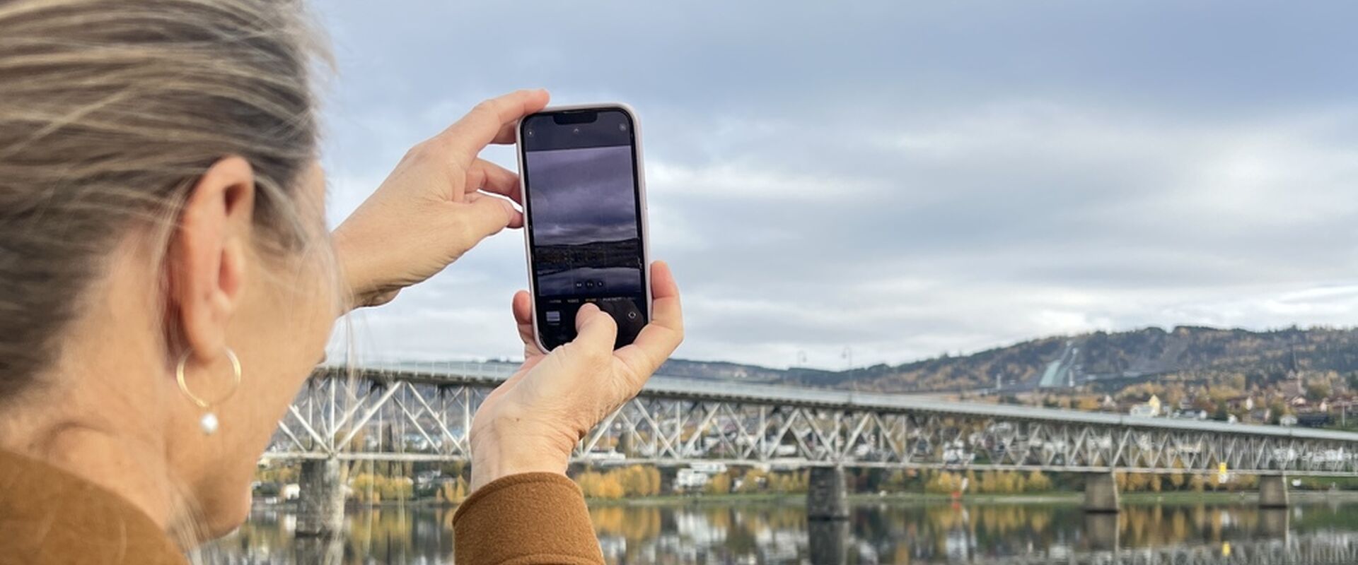 En som fotograferer