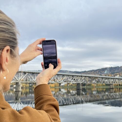 En som fotograferer