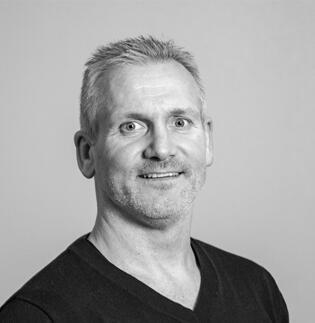 Prosjektmedarbeider Hugo Hansen i Bryne Elektriske følger opp bedriftens lærlinger.