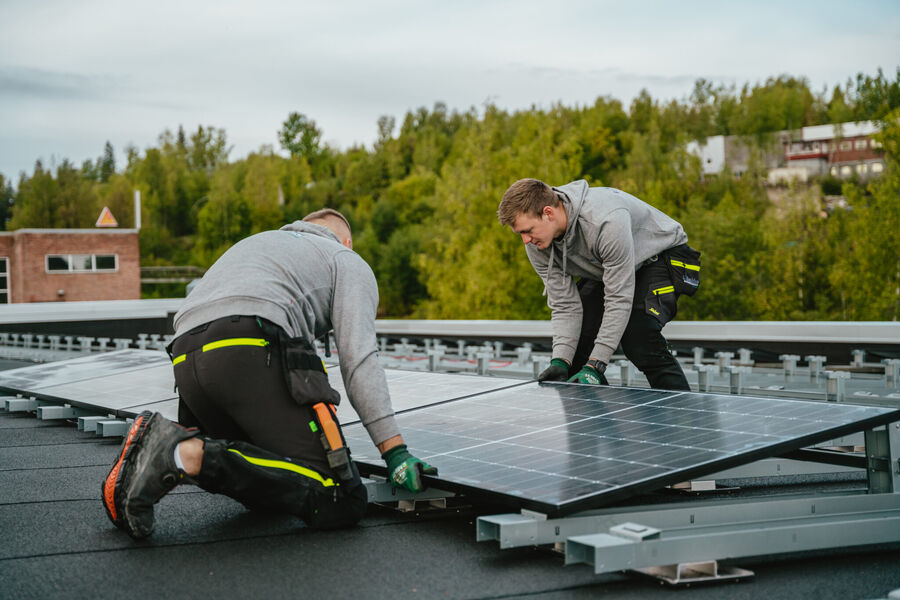 Virksomheter innen samme næringsområde får nå mulighet til å dele på strømmen de selv produserer. Foto: Solenergi Norgee