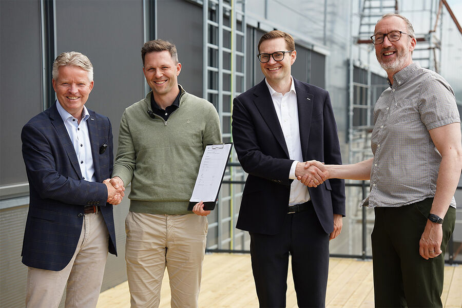 På bildet fra venstre: Runar Hansesætre, adm. direktør, Ahlsell, Jonas Fløtre, forretningsutvikler, Logistic Contractor, Stefan Einarsson , logistikkdirektør, Ahlsell, og Thomas Hammer Tveit, prosjektsjef, Logistic Contractor. Fotokredit: Oscar Eikeland.