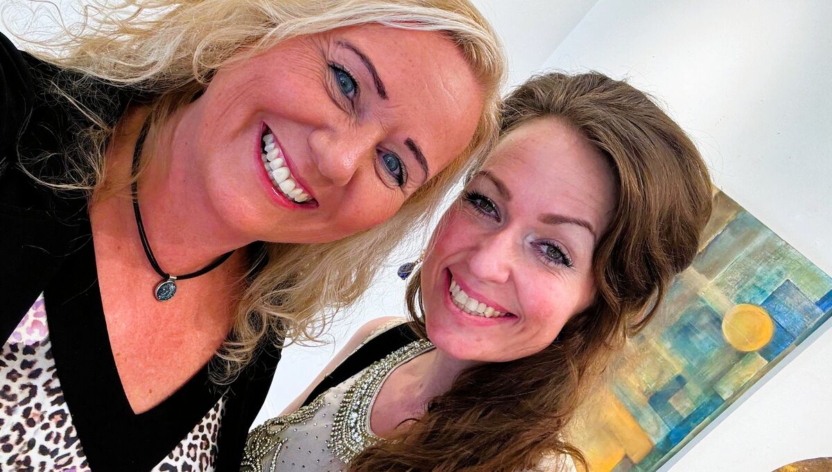 Artisten Lill Jeanette «Shavana» Skipperstøen (t.h.) og NHO Elektros fagkonsulent Monica Brendlien lanserer i disse dager sangen «Sikringsskapets dronninger» på YouTube og Spotify. Foto: privat