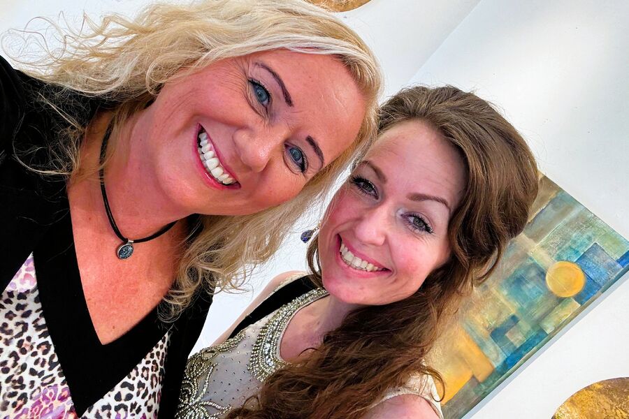 Artisten Lill Jeanette «Shavana» Skipperstøen (t.h.) og NHO Elektros fagkonsulent Monica Brendlien lanserer i disse dager sangen «Sikringsskapets dronninger» på YouTube og Spotify. Foto: privat