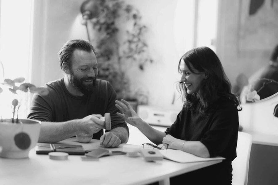 - Ekteparet Lars Løge og Mette Kjær Enger har vært gjennom mange faser for å virkeliggjøre drømmen om å gjøre interiørelektronikk tilgjengelig i markedet. Etter et halvt år i markedet, kan de fastslå at det har vært vanvittig mye arbeid, men at den gode mottakelsen og alle gode tilbakemeldinger gjør det verdt innsatsen. – Og kjæresteforholdet vårt er like godt, sier Lars med et smil.