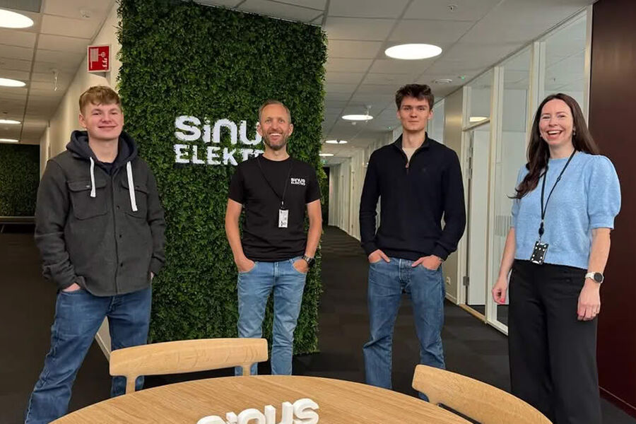 To av årets lærlinger hos Sinus Elektro sammen med Anders Ulvøy og Ingebjørg Garborg fra OFEL – Opplæringskontoret for elektrofag i Rogaland. Foto: Sinus Elektro
