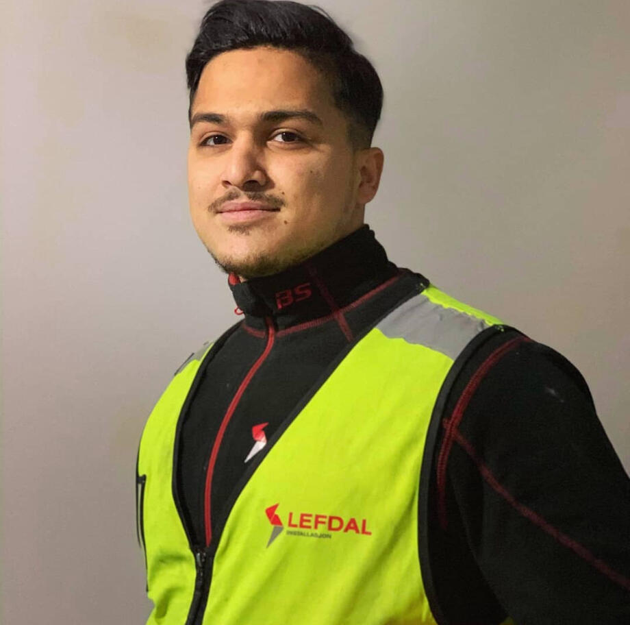 Sepehr er tydelig på hva som driver ham i jobben: folkene. Foto: Norges Hyggeligste