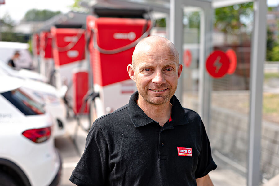 Ladesjef Anders Kleve Svela forteller at Circle K skal bygge nye ladeanlegg ved 10 stasjoner i Nord-Norge i 2025. Foto: Circle K