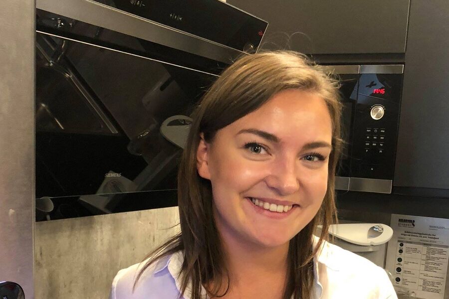 – Hos oss er mangfold og inkludering en selvfølge, sier selskapets marked- og salgskoordinator Helen Totlandsdal. Foto: Helgevold Gruppen.